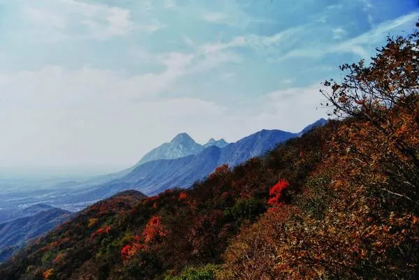 Đỉnh Thái Thất thuộc dãy Tung Sơn với phong cảnh ngoạn mục, hiểm trở là nơi đặt bản doanh của phái Tung Sơn.