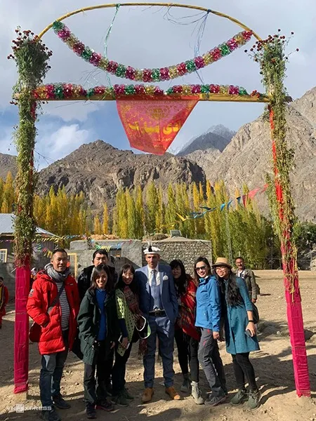 Đoàn khách Việt chụp ảnh tại đám cưới Pakistan.