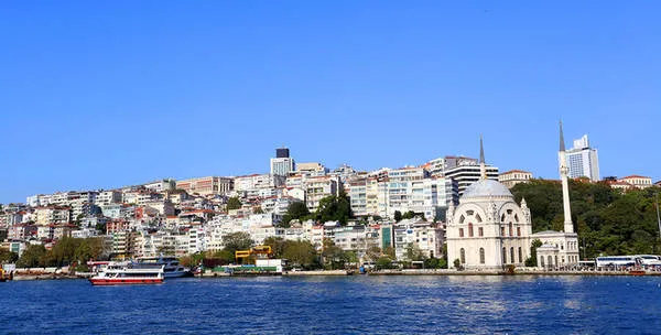 Dọc eo biển Bosphorus là các cảng biển thương mại quốc tế sầm uất, nối liền biển Đen và Địa Trung Hải, tạo nên một khung cảnh nhộn nhịp và thịnh vượng.