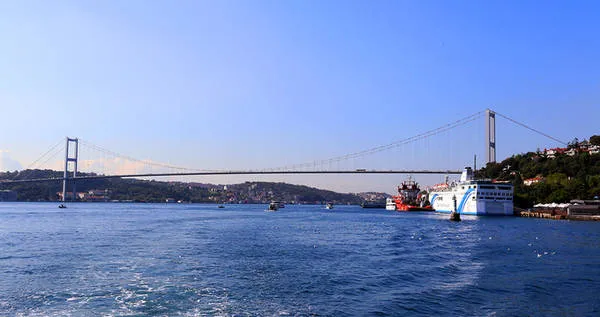 Dọc eo biển, du thuyền sẽ đi qua gầm cầu Bosphorus, cây cầu lịch sử gắn liền với sự kiện đảo chính năm 2016.