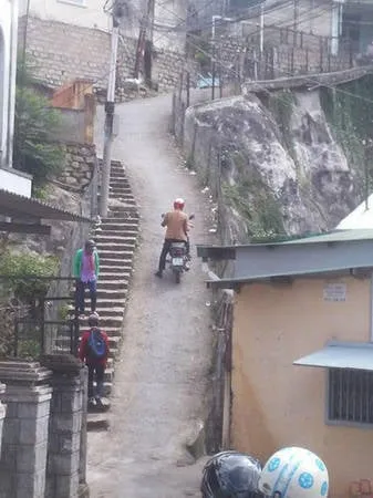 Dốc Nhà Bò - con dốc thử thách tay lái của du khách. Ảnh: Dalat24h.