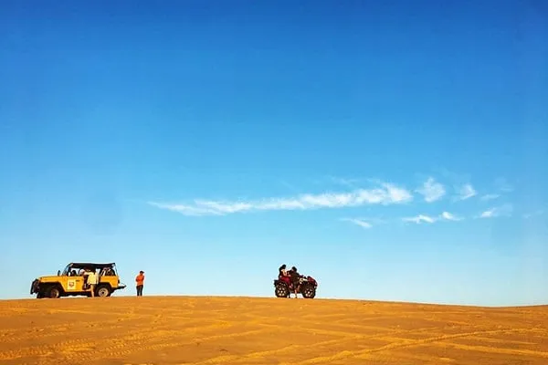 Đồi cát bay Mũi Né với những cồn cát vàng óng trải dài dưới ánh nắng chiều.