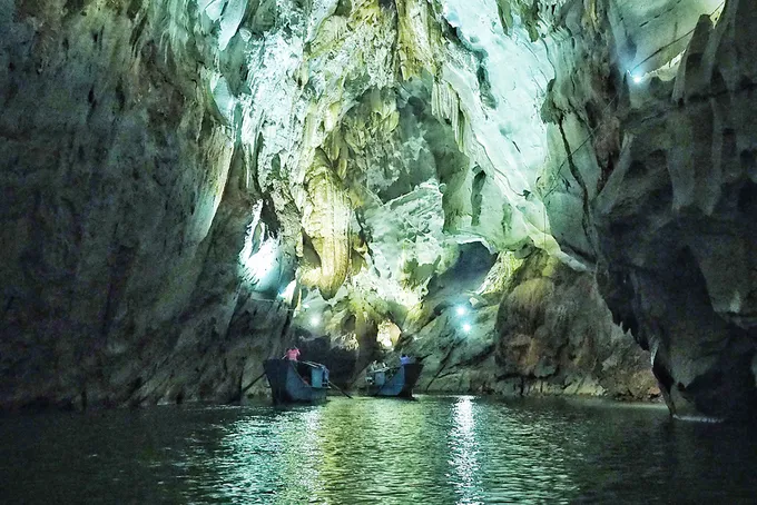 Động Phong Nha với vẻ đẹp lung linh, huyền bí được tạo nên từ ánh sáng và nhũ đá.