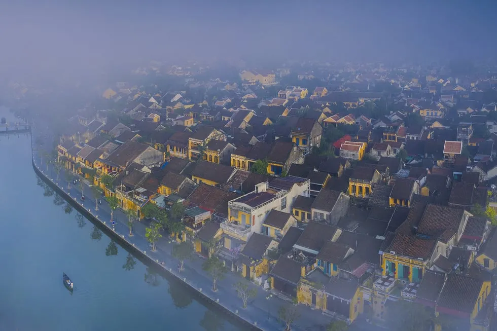 Dòng sông Thu Bồn chảy hiền hòa qua phố cổ Hội An - Ảnh: TRẦN BẢO HÒA
