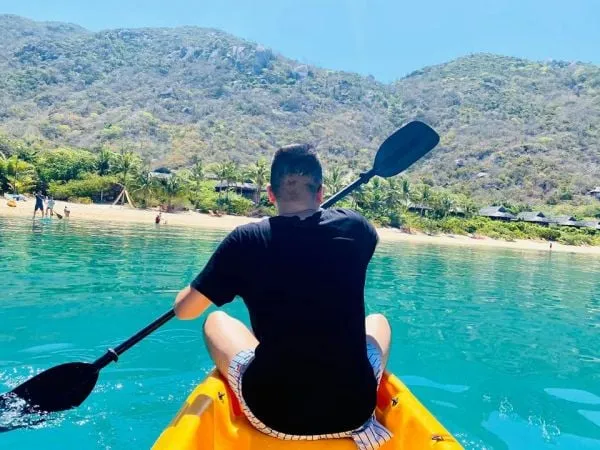 Du khách chèo kayak tại Vịnh Ninh Vân