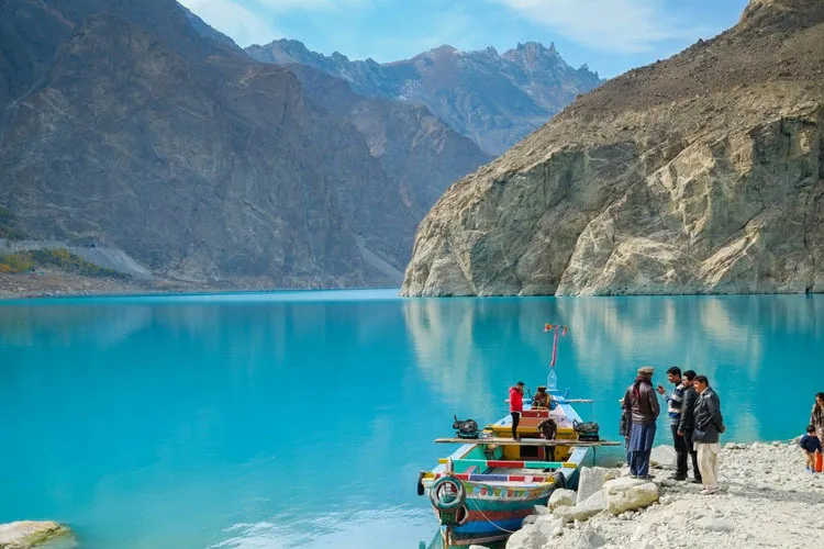 Du khách chèo thuyền kayak trên hồ Attabad. Ảnh: Sulo Letta/Shutterstock.