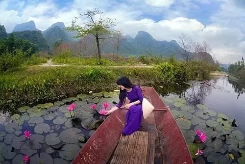 Du khách chèo thuyền trên đầm hoa súng. Ảnh: Cao Anh Tuấn.