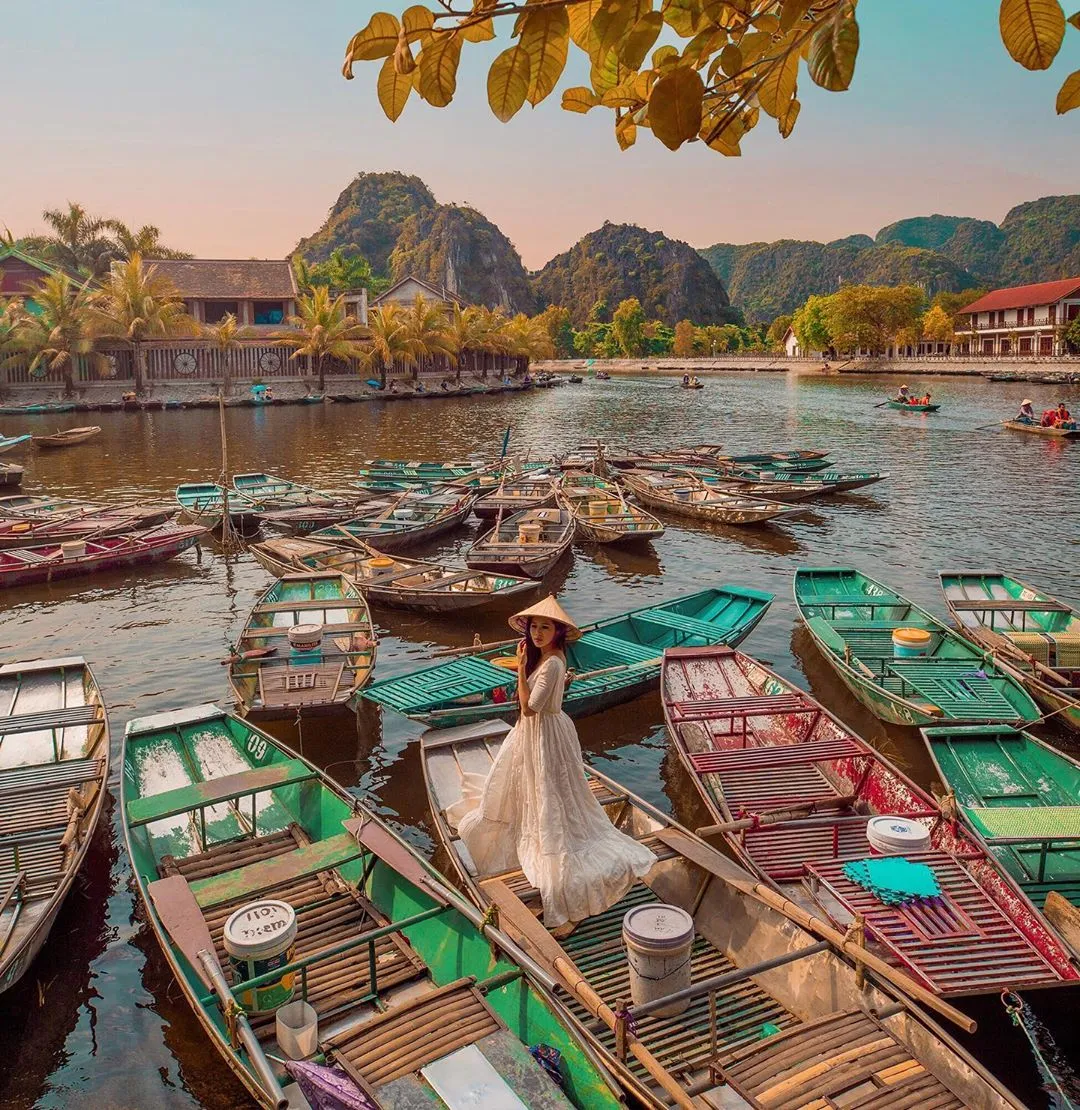 Du khách chèo thuyền trên sông Ngô Đồng ở Tam Cốc