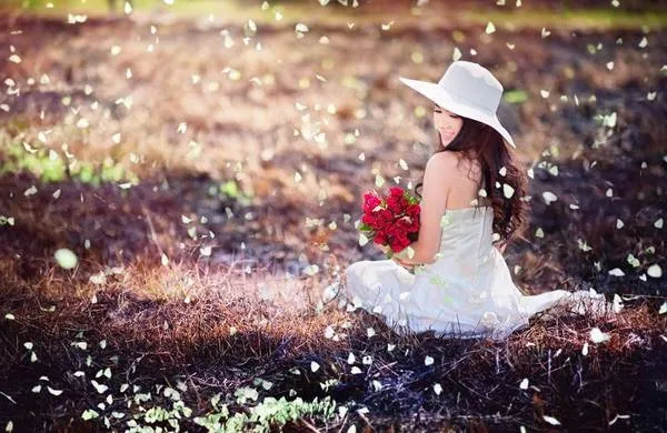 Du khách chụp ảnh cùng bướm vàng. Alt: Chụp ảnh bướm sâu muồng