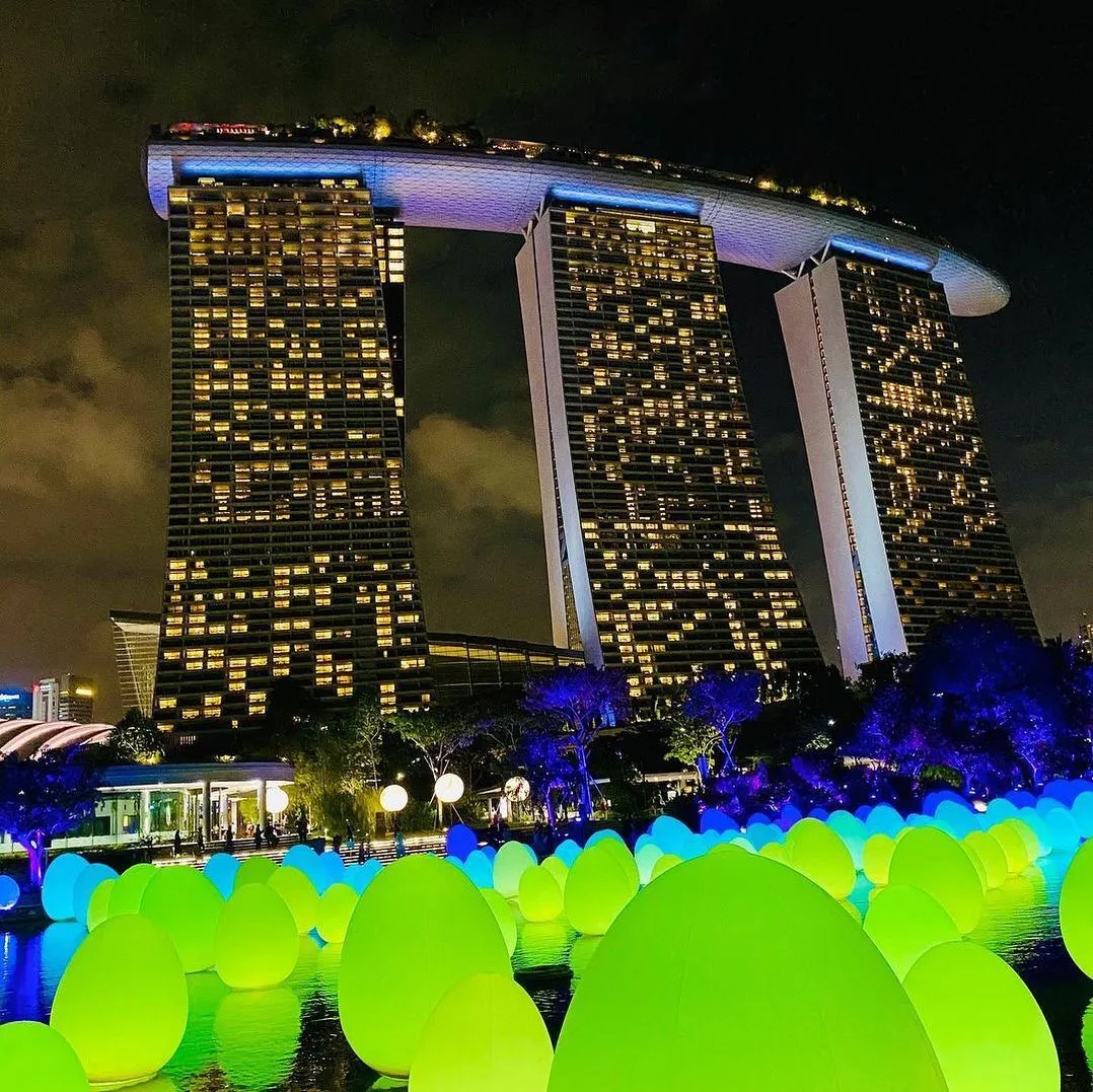 Du khách chụp ảnh tại Gardens by the Bay