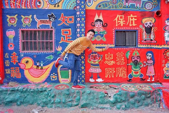 Du khách chụp ảnh tại Làng Cầu Vồng Cai Hong Juan