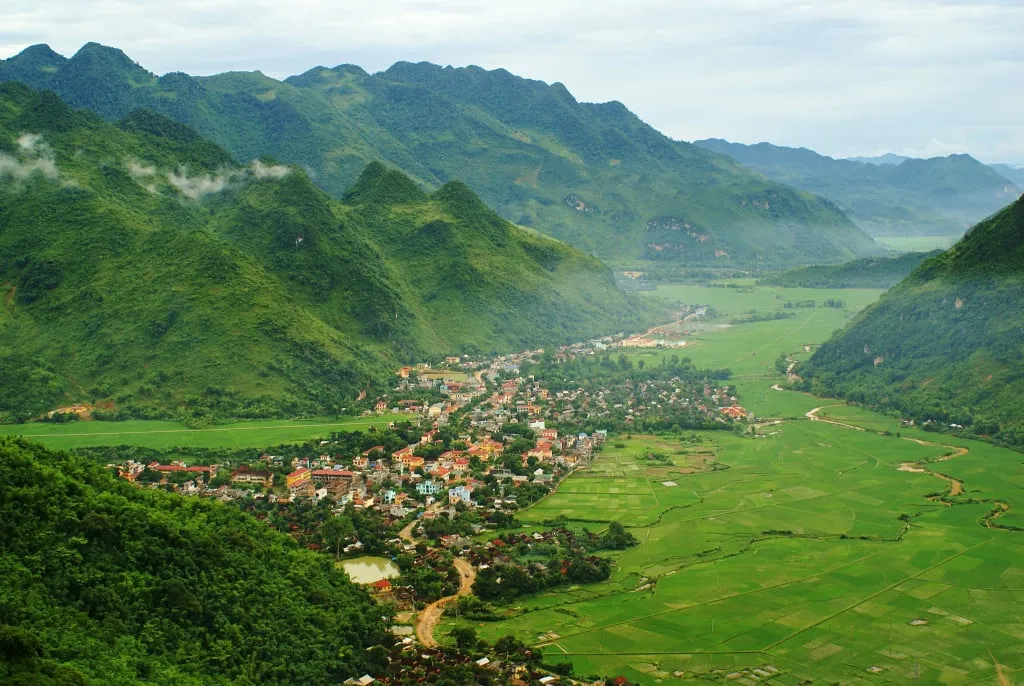Du khách chụp ảnh tại Mai Châu, Hòa Bình