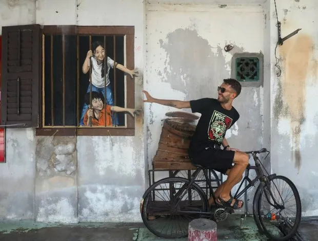 Du khách chụp ảnh với tranh tường 3D ở George Town