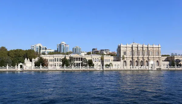 Du khách có thể chiêm ngưỡng các bảo tàng, cung điện cổ kính nằm dọc hai bên bờ eo biển Bosphorus, nơi giao thoa giữa châu Âu và châu Á.