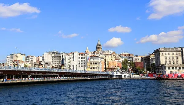 Du khách có thể dừng chân tại một nhà hàng dưới gầm cầu trên eo biển Bosphorus để thưởng thức bữa tối và ngắm cảnh thành phố Istanbul về đêm.