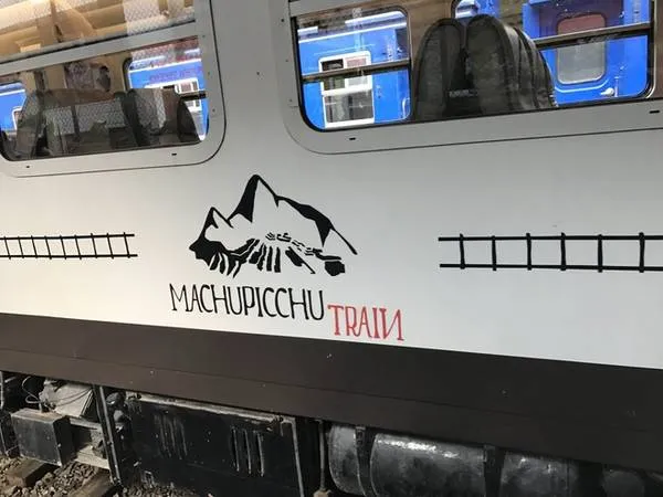 Du khách có thể lựa chọn nhiều hãng tàu như Inca Rail, Peru Rail, hay Belmond Hiram Bingham với giá vé khoảng 155 USD/người, bao gồm xe bus từ Cusco đến Ollantaytambo, tàu hỏa đến Machu Picchu và ngược lại.