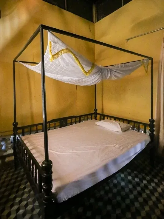 Du khách có thể nghỉ đêm tại nhà cổ Huỳnh Thủy Lê với giá từ 550.000 đồng/phòng. Phòng nghỉ được trang bị đầy đủ tiện nghi, mang đến trải nghiệm thoải mái cho du khách.