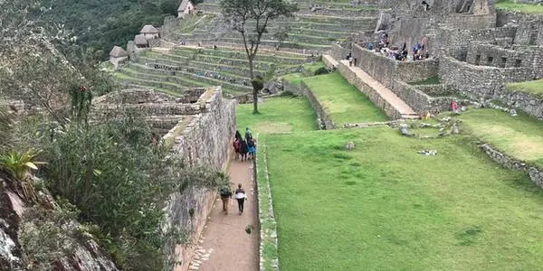 Du khách có thể nghỉ ngơi và ăn uống tại bãi cỏ rộng lớn trong khu di tích.