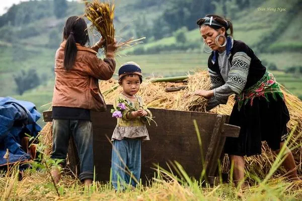 Du khách có thể trải nghiệm cuộc sống của người dân địa phương và vui chơi cùng trẻ em.