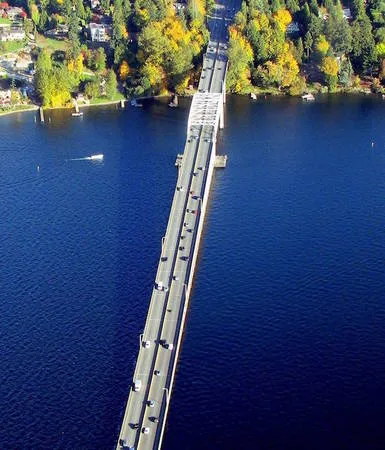 Du khách đến với bang Seattle nước Mỹ không nên bỏ lỡ cơ hội ghé thăm những cây cầu đặc biệt này trên hồ Washington. Ảnh: Flickr.