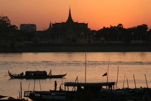 Du khách đi thuyền trên sông Mekong. Ảnh: Roughguides