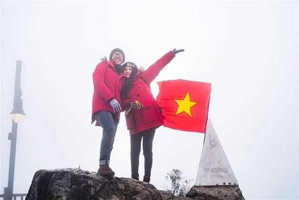 Du khách mặc áo ấm trên đỉnh Fansipan.