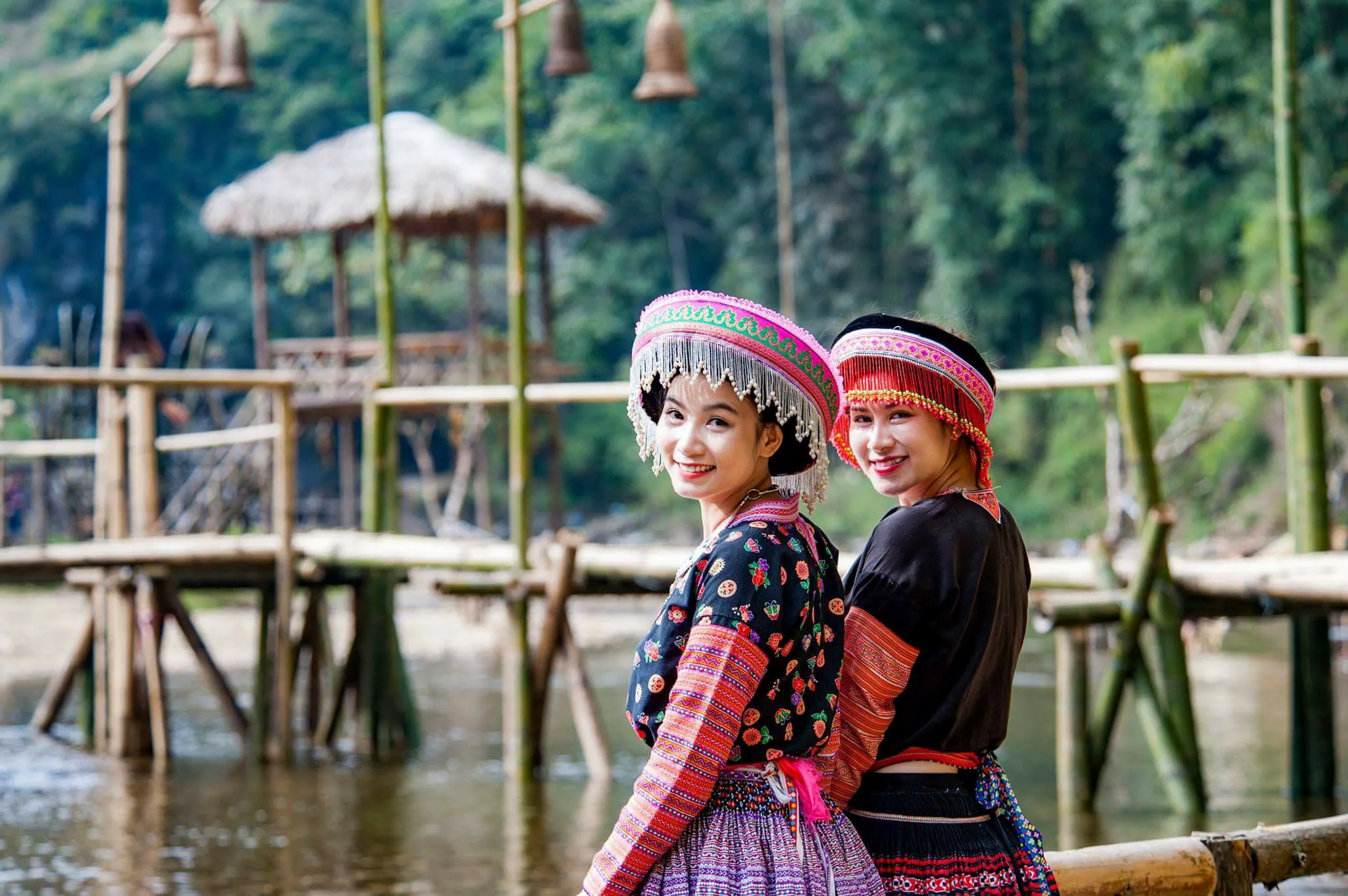Du khách mặc trang phục dân tộc chụp ảnh tại Sapa