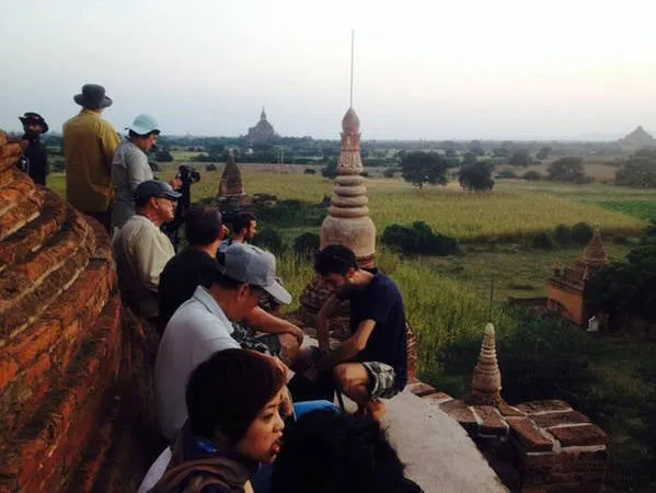 Du khách ngắm bình minh từ chùa Shwesandaw