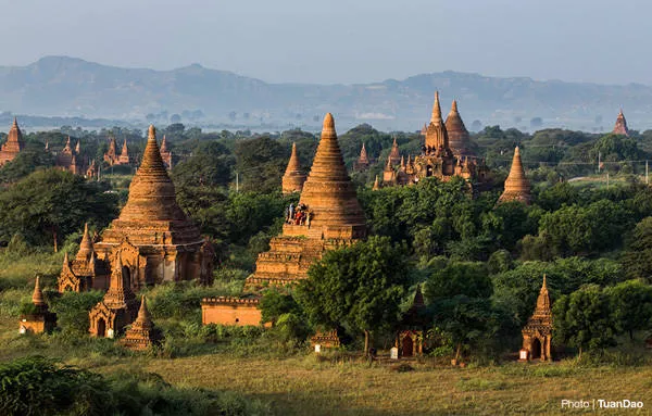 Du khách ngắm cảnh Bagan lúc bình minh
