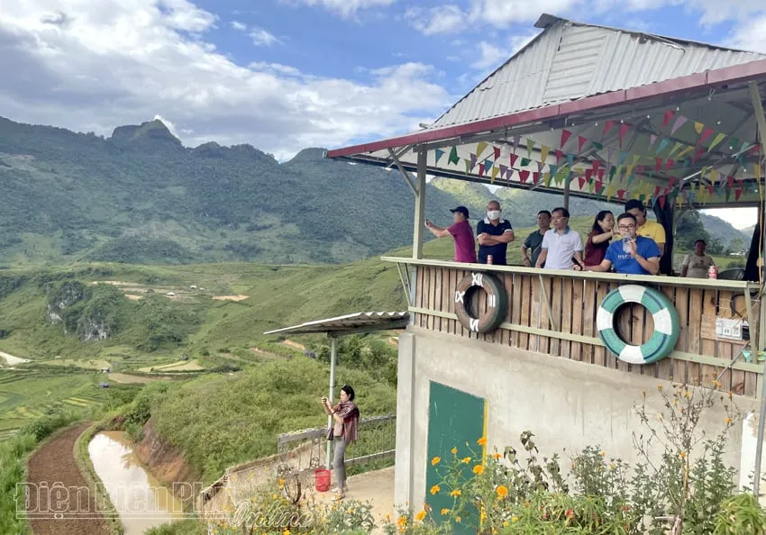 Du khách ngắm nhìn ruộng bậc thang