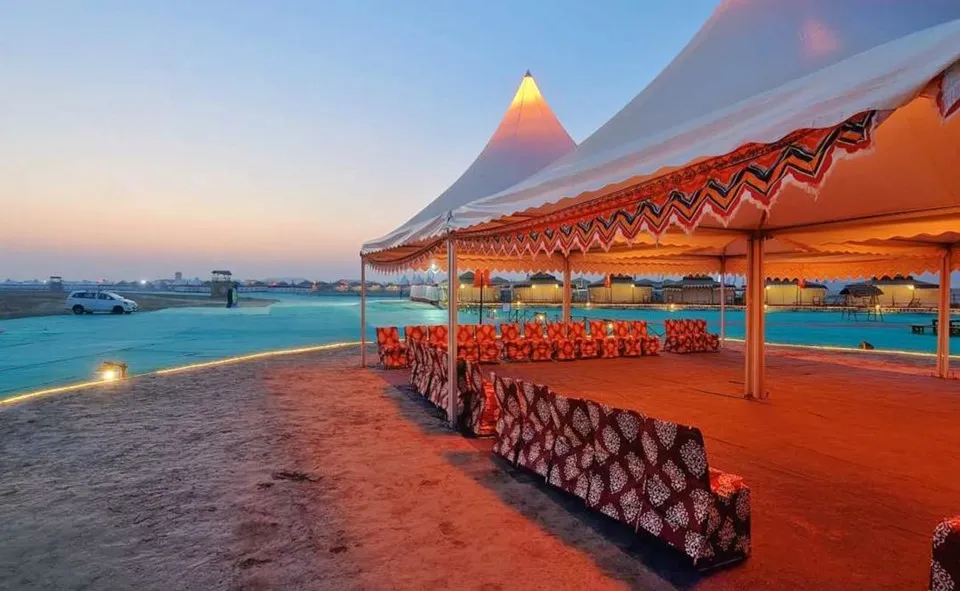 Du khách nghỉ ngơi tại lều trại trong sa mạc Rann of Kutch. Ảnh: Deyor Camps.