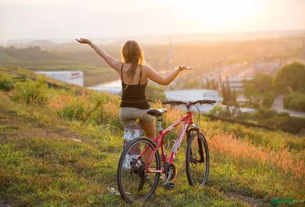 Du khách nước ngoài đạp xe ngắm hoàng hôn tại Hồ Trị An. Hồ Trị An là điểm đến thu hút du khách cả trong nước và quốc tế.