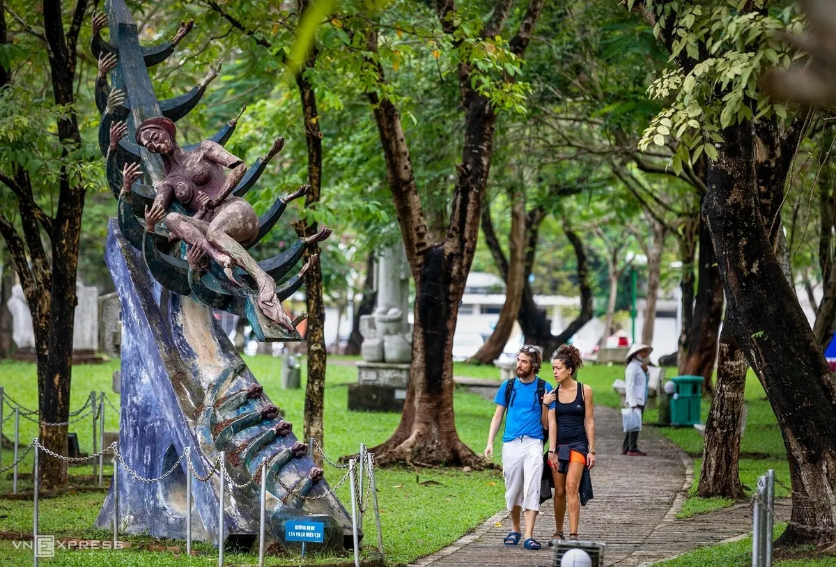 Du khách nước ngoài tại công viên 3/2 Huế