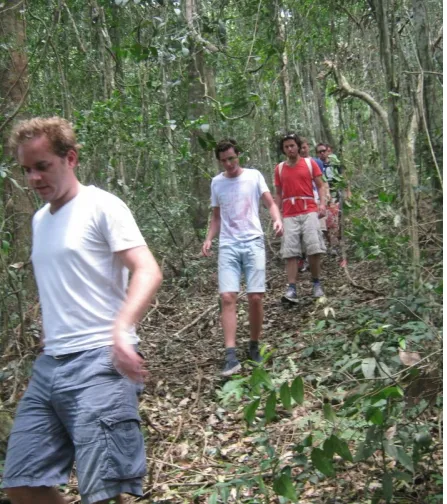 Du khách nước ngoài tham gia trekking tại Đà Lạt