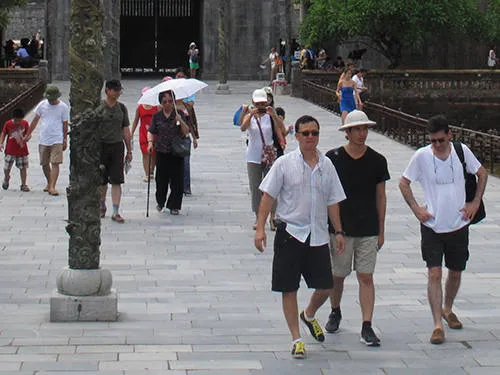 Du khách nước ngoài tham quan Đại nội (Huế)