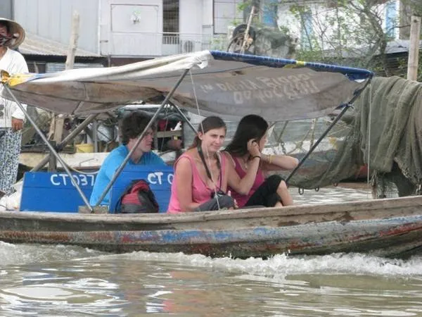 Du khách nước ngoài thích thú tham quan chợ nổi.