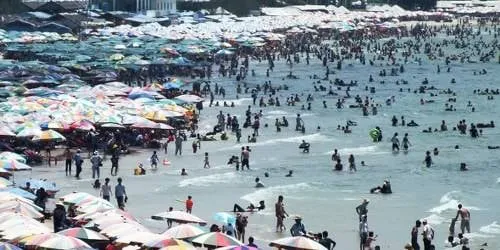 Du khách tắm biển tại Vũng Tàu