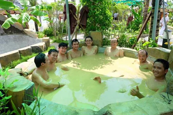 Du khách tắm bùn tại Galina Phú Quốc