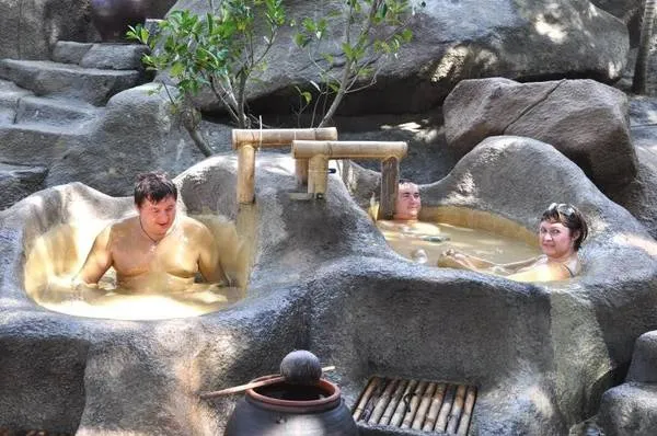 Du khách tắm khoáng bùn tại I-Resort.