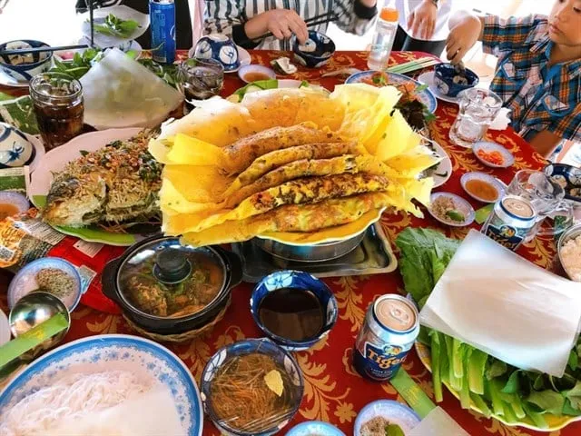 Du khách tham gia hoạt động vui chơi