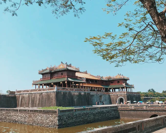 Du khách tham gia lễ hội tại Đại Nội Huế.