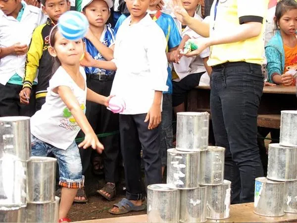 Du khách tham gia trò chơi ném lon tại khu du lịch Vinh Sang