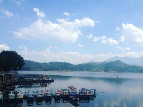 Du khách tham quan các hoạt động vui chơi giải trí tại Hồ Núi Cốc. Từ đi thuyền, tham quan nhà cổ đến vui chơi ở công viên nước.