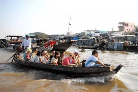 Du khách tham quan chợ nổi miền Tây
