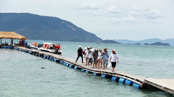 Du khách tham quan đảo Điệp Sơn, Vạn Ninh, Khánh Hòa