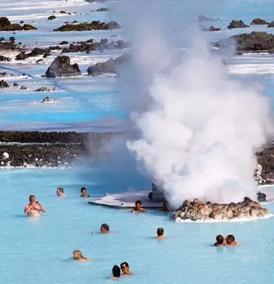Du khách thư giãn tại Blue Lagoon, Iceland