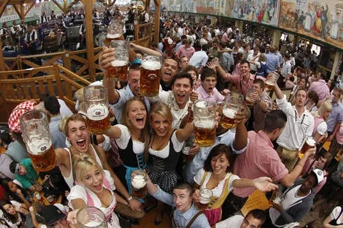 Du khách thưởng thức bia trong lễ hội Oktoberfest. Ảnh: baonhieu.net