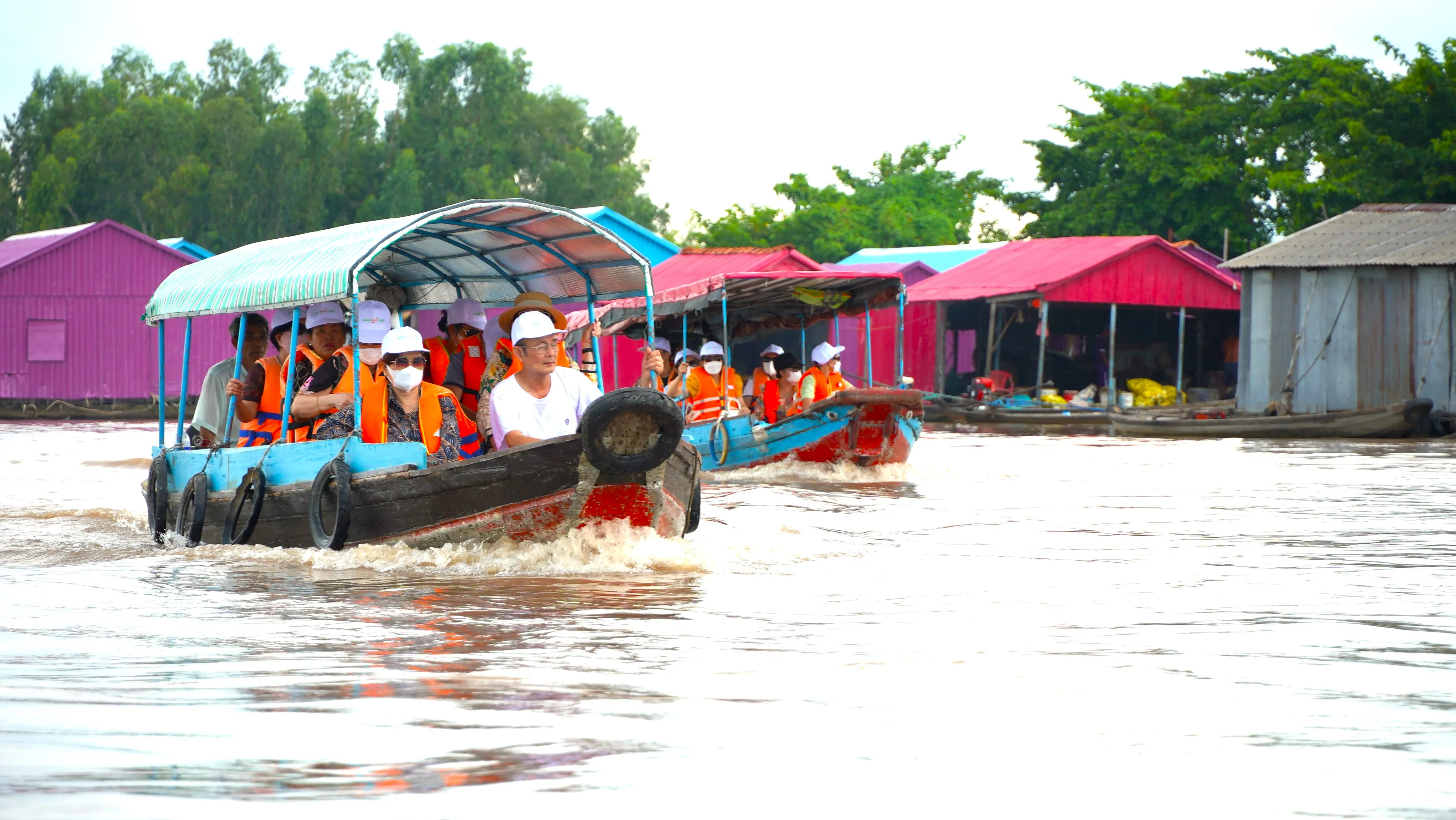 Du khách trải nghiệm tại làng bè độc đáo này