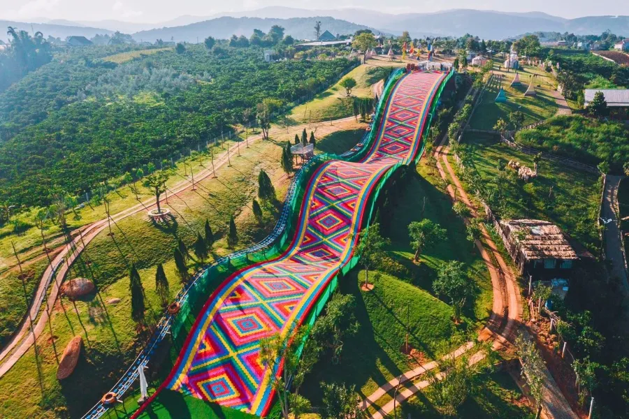 Du khách trải nghiệm tại Mongo Land