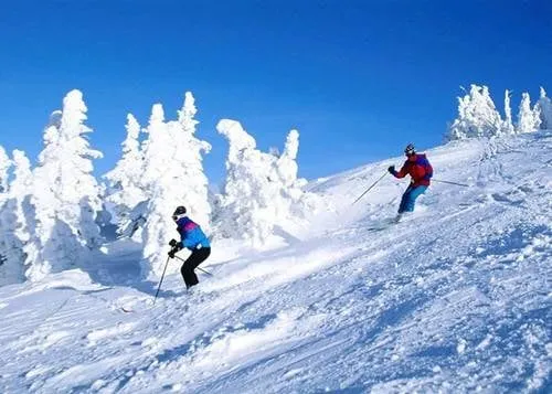 Du khách trượt tuyết trên đỉnh Matterhorn tại Zermatt.